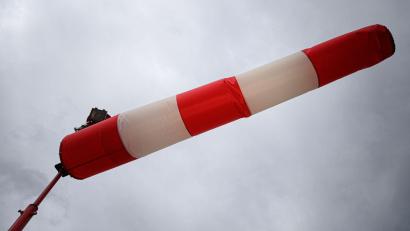 Bild: Robert Michael/dpa-Zentralbild/dpa/Symbolbild
Eine Windfahne zeigt die Windrichtung an.