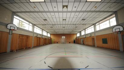 Bild: bey
Die Generalsanierung der Mehrzweckhalle bedarf nicht nur einer baurechtlichen Genehmigung, für die Nutzung der Halle durch die Kinder der Grundschule ist auch eine schulaufsichtliche Genehmigung notwendig. Sie hat die bisherige Planung etwas durcheinander gebracht.