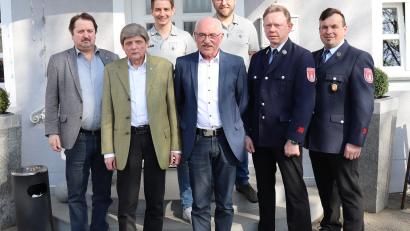 Bild: Blöth/exb 
Der Jubilar Georg Blöth (vorne Mitte) ist hier im Kreise der Vereinsvertreter zu sehen, die ihm gratulierten.
