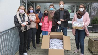 Bild: jzk
Dankend nahmen Kristina Konz und Kevin Wienerl (von rechts) die Ostergeschenke der Realschüler entgegen. Mit dabei waren auch Emilia Müller, 8c, Amelie Schäfer, 8c, Anna König, 8c, (von links) und die beiden Lehrerinnen Maria Busch und Gertraud Burkhardt (hinten von links).