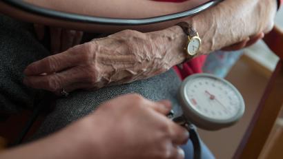 Bild: Marijan Murat/dpa
In den Pflegeberufen ist die Nachfrage nach Fachkräften weiterhin hoch.