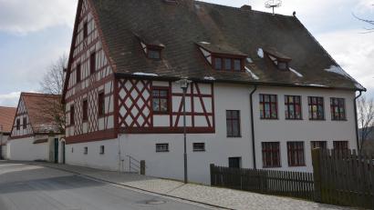 Bild: jr
Was mit dem denkmalgeschützten Gebäude, wo momentan der Kindergarten von Bad Neualbenreuth untergebracht ist, künftig passiert, steht noch nicht fest.
