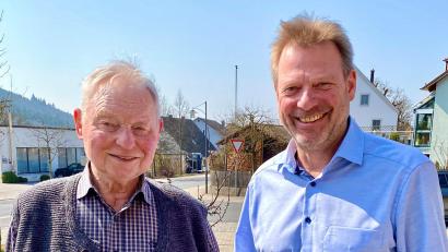 Bild: gef
Georg Zweck (links) aus Freudenberg wird 80 Jahre alt, wozu Bürgermeister Alwin Märkl gratuliert.