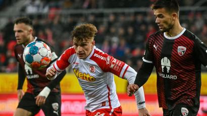 Bild: Armin Weigel/dpa
David Otto vom SSV Jahn (Mitte) und Visar Musliu kämpfen um den Ball.