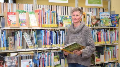 Bild: bnr
Unter den vielen Büchern fühlt sich die Büchereileiterin Manuela Irlbacher sichtlich wohl. Mit Unterstützung der vielen Helferinnen und Helfer sorgt sie dafür, dass immer der aktuelle Lesestoff in den Regalen steht.