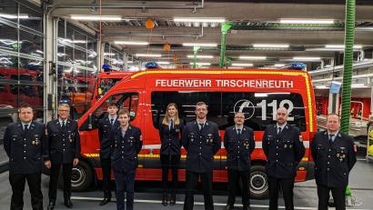 Bild: Johannes Werner/Feuerwehr Tirschenreuth/exb
Ehrungen und Beförderungen standen auf dem Programm der Jahresversammlung der Feuerwehr. Im Bild (von links): Stellvertretender Kommandant Thomas Sladky, Bürgermeister Franz Stahl, Yanik Heger (Übernahme in aktive Gruppe), Thomas Beimler (Übernahme von Feuerwehr Weiden), Claudia Burkhard (Oberfeuerwehrfrau), Johannes Werner (20 Jahre aktiver Dienst), Kommandant Matthias Haulena, Christian Nickl (20 Jahre aktiver Dienst) und Stellvertretender Kommandant Thomas Keller.