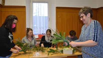 Bild: gi
Der Frauenbund Etzgersrieth verkauft die Schmuckstücke am Palmsonntag.