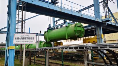 Bild: Thomas Dobler
Von den Waggons des Güterzugs werden im Schwandorfer Kraftwerk die grünen Müllcontainer abgehoben und geleert. Doch das System wird immer wieder gestört, weil die Bahn Züge ausfallen lässt.