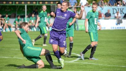 Archivbild: Andreas Brückmann
In dieser Szene grätschte Verteidiger erfolgreich dazwischen, doch letztlich konnte die DJK Ammerthal den FC Eintracht Bamberg bei der 0:3-Niederlage im Hinspiel zu selten stoppen.