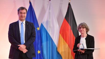 Bild: Bayerische Staatskanzlei
Übergabe des Ehrenzeichens mit Ministerpräsident
Markus Söder und Irmgard Reisima-Renner.