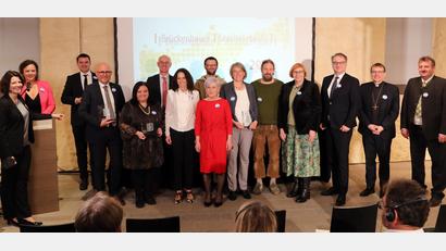 Bild: Gerhard Götz
Im Jahr 2022 wurden fünf Brückenbauer-Preise vergeben. Die Festrede hielt der Botschafter der Tschechischen Republik in Deutschland, Tomáš Kafka (Dritter von rechts). Von deutscher Seite war Regierungspräsident Walter Jonas stolz auf das Erreichte.