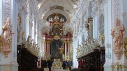 Bild: Johannes Röttges/exb
In der Basilika Waldsassen (Bild) können die Plätze nunmehr frei gewählt werden, außerdem gibt es keine Personenbegrenzungen. Wenn Abstände eingehalten werden können – etwa bei Werktagsgottesdiensten – darf die Maske am Platz abgenommen werden.