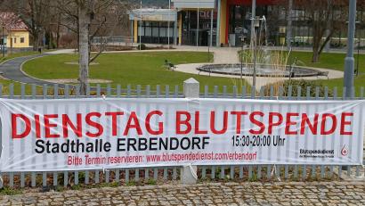 Bild: fks
Ein neu gestaltetes Banner weist auf die Blutspende-Möglichkeit in Erbendorf hin. Jetzt sind dort auch Ort und Uhrzeit angegeben.
