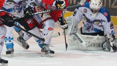 Archivbild: Sebastian Jahn
2011 bis 2017 hielt Torwart Daniel Huber (im Spiel gegen Peiting) den Kasten der „Blue Devils“ sauber. 2016 war er an der Aufdeckung krumme Geschäfte eines Sponsors beteiligt. Inzwischen ist der 36-jährige im Eishockey-Ruhestand und arbeitet wieder als Bankkaufmann.