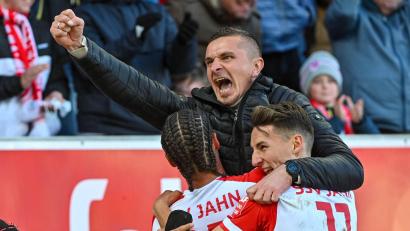 Archivbild: Armin Weigel/dpa
Jubelt Mersad Selimbegovic bald auf Schalke? Laut der "Bild" gehört der Regensburger Coach zu den Kandidaten in Gelsenkirchen.