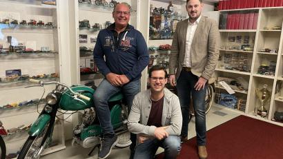 Bild: gis
Im neuen Ausstellungsraum (von links) Perry Eckert, Constantin Eckert und Bürgermeister Sebastian Voit.