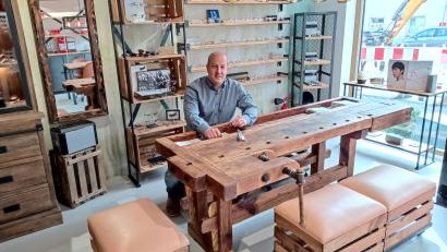 Bild: fpoz
Optikermeister Florian Wagner in seinem neuen Geschäft im Markt - ein Leuchtturmprojekt, wie Bürgermeisterin Margit Bayer lobt. Im Neubau hat der Unternehmer viele Unikate aus längst vergangenen Zeiten eingearbeitet.
