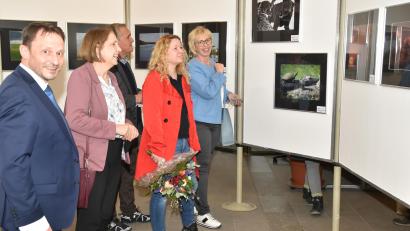 Bild: exb
Oberbürgermeister Jens Meyer, Landtagsabgeordnete Annette Karl, Alt- OB Kurt Seggewiß, "Freie-Fotografen"-Präsidentin Zaneta Weidner und Stadträtin Sabine Zeidler (von links) sehen sich gemeinsam die Fotoschau im Foyer des Neuen Rathauses an.