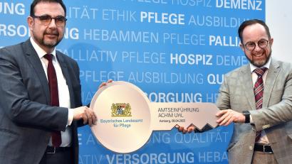 Bild: Stephan Huber
An sich ist Achim Uhl (rechts) bereits seit 21. November 2021 zum Leiter des Landesamts für Pflege bestellt. Wegen der Corona-Pandemie nahm der bayerische Gesundheitsminister Klaus Holetschek (links) aber erst am Freitag die offizielle Amtseinführung vor.