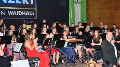 Archivbild: fjo
Unter der Gesamtleitung von Dirigent Hermann Mack (rechts) startet das große Vereinsorchester Waidhaus seine öffentlichen Auftritte mit einem Benefizkonzert für die Ukraine.