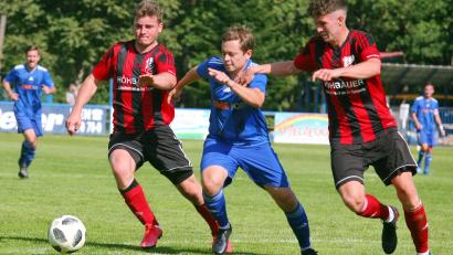 Bild: Walberer
Das Bezirksliga Derby zwischen dem SC Luhe-Wildenau und SV Etzenricht ist immer auch eine Prestigeangelegenheit. Im September 2021 trennten sich die Kontrahenten mit einem 0:0. In dieser Szene versucht der Etzenricht Klaus Moucha (Mitte) zu enteilen.