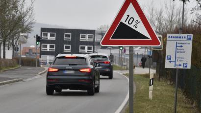 Bild: Petra Hartl
Die zehn Prozent Steigung am Kuhberg, der Köferinger Straße, in Kümmersbruck machen Anwohner Dieter Schubert zu schaffen. Besonders der Zubringerverkehr zum Grammer-Werk nimmt in seinen Augen ein großes Stück Lebensqualität. Er befürwortet die Westumgehung Kümmersbruck ausdrücklich.