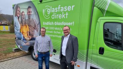 Bild: Alexandra Sitter/exb
1. Bürgermeister Uwe König und Markus Jobst, Glasfaser Direkt Geschäftsleiter Süd, im Lot beim Ausbau von Glasfaser im Markt Freihung