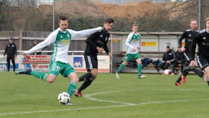 Archivbild: Gebert
Marco Kießling (links) brachte den SV Mitterteich per Foulelfmeter in Führung. Am Ende mussten sich die Stiftländer beim SC Großschwarzenlohe mit einem 1:1 begnügen.