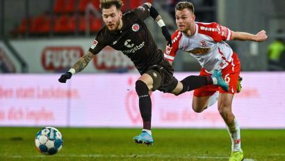 Bild: Armin Weigel/dpa
Regensburgs. Benedikt Saller (rechts) verfolgt Marcel Hartel vom FC St. Pauli.