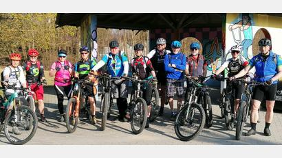 Bild: mab
Die Gruppe der Mointainbiker traf sich kürzlich bei herrlichstem Frühlingswetter zur ersten Ausfahrt der Schwarzenfelder "Sattelwetzer"