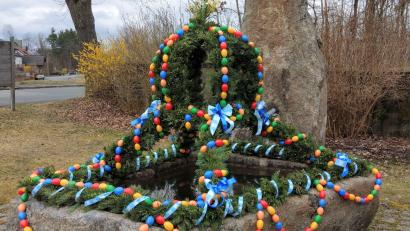 Bild: bk
Wegen Corona hat die Frauen-Union bei der Aufstellung des Osterbrunnens auf die Teilnahme der Familien verzichtet.