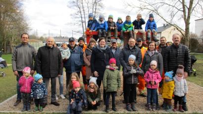 Bild: Gemeinde Kulmain/exb
Der Spielplatz Birkenbühl ist eröffnet, bei der offiziellen Übergabe nahmen ihn die Kinder gleich in Beschlag. Im Bild (Mitte, stehend) die beiden Geistlichen Pfarrerin Kathrin Spies und Pfarrer Markus Bruckner sowie Bürgermeister Günter Kopp (rechts), Gemeinderäte, Bauhofmitarbeiter, Vertreter des Montagsteams, Eltern und Kinder.