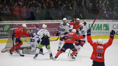 Bild: Florian Petrow
Die Hannover Indians jubeln nach dem 2:0 im zweiten Play-off-Match gegen die Blue Devils Weiden. Am Ende gewann Hannover mit 5:3. Die Blue Devils liegen damit in der "Best-of-5"-Serie mit 0:2 hinten.