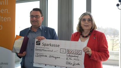 Bild: Hirsch
Die Vorsitzende des Hospizvereins Schwandorf, Gisela Pöhler (rechts), überreichte an den Regionalvorstand der Johanniter-Unfallhilfe, Martin Steinkirchner (links), einen Scheck über 100 000 Euro zum eines Hospiz-Gebäudes in Schwandorf