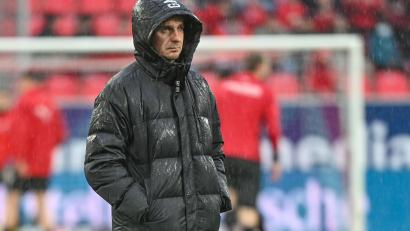 Bild: Armin Weigel
Jahn-Trainer Mersad Selimbegovic stand die meiste Zeit im Regen. Der Coach war mit dem 1:1 gegen den FC Ingolstadt einigermaßen zufrieden.