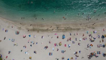 Bild: Lefteris Partsalis/XinHua/dpa
Der Strand von Alimos. - südlich von Athen (Archivbild).
