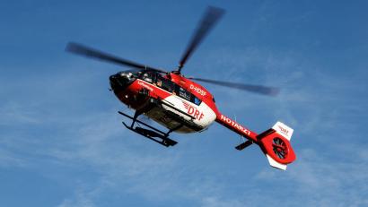 Symbolbild: Matthias Balk/dpa
Ein Rettungshubschrauber setzt zur Landung an.