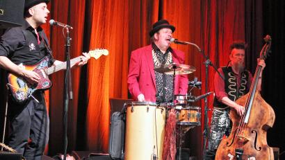 Bild: stg
Dr. Will (Mitte) lockt zahlreiche Besucher zum Abschluss der aktuellen "Klein und Kunst"-Reihe.