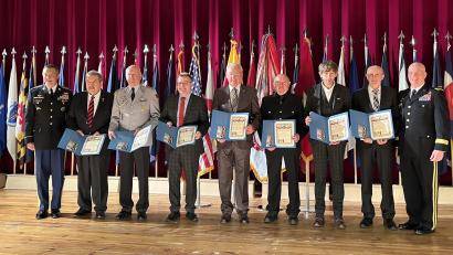 Bild: mor
Brigadegeneral Joseph Hilbert (rechts) und Command Sergeant Major Mark Morgen (links) zeichnen Rudolph Leykauf (von links), Fritz Wittmann, Stefan Horndasch, Helmuth Wächter, Alois Friedl, Wolfgang Nierhoff und Bernhard Graf mit dem „Good Neighbor Award“ der US-Armee aus.