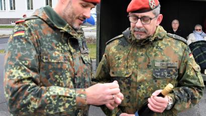 Bild: Mario Hönig/exb
Der Kommandeur des Artilleriebataillons 131, Oberstleutnant Thorsten Wallschus übergibt Oberstabsfeldwebel Chulpsa den Coin des „Freundeskreis der Artillerietruppe“.