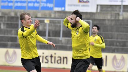 Bild: Hubert Ziegler
Dennis Kramer (rechts) bejubelt seinen zweiten Treffer zum 2:0-Heimsieg des FC Amberg. Sein Mannschaftskollege Lukas Heinrich (links) ist erster Gratulant.