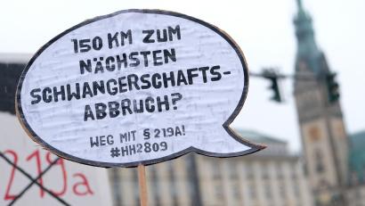 Bild: Daniel Bockwoldt/dpa
Zwei Oberpfälzer Ärzte bieten Schwangerschaftsabbrüche an: Ob das ausreicht, darüber lässt sich streiten.