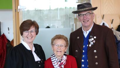 Bild: u
Zenta Bauer (Mitte) aus Hirschau feiert 85. Geburtstag. Von Kindesbeinen an ist sie Mitglied beim Heimat- und Trachtenverein. Ex-Vorsitzender Franz Dolles (rechts) und seine Frau Martina (links) überbringen die Trachtler-Glückwünsche.
