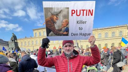 Bild: Eugen Heller/exb
Bei einer Demo in München hat Heinrich Berr hat seinem Unmut über Putin in einem klaren Statement Luft gemacht.