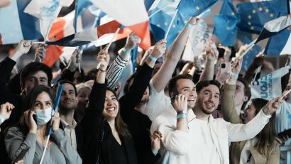 Bild: Thibault Camus/dpa
Unterstützer des amtierenden Präsidenten Frankreichs, Emmanuel Macron von "La Republique en Marche", bejubeln am Sonntagabend das Wahlergebnis. Macron liegt in ersten Hochrechnungen vor der rechtsextremen Kandidatin Marine Le Pen. Am 24. April kommt es zur Stichwahl zwischen beiden.