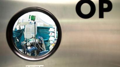 Bild: Maurizio Gambarini/dpa
Blick in einer Klinik durch das Fenster von einem Operationssaal.