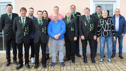 Bild: bjo
Der Schützenverein Winbuch wählt einen neuen Vorstand mit Schützenmeister Jonathan Kaiser (Dritter von rechts) an der Spitze. Zweiter Bürgermeister Martin Bauer (rechts) gratuliert.