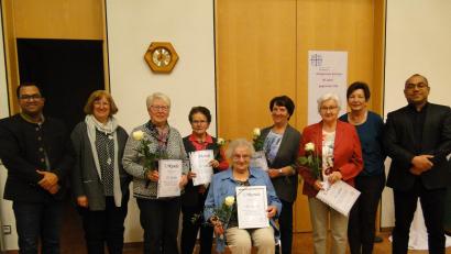 Bild: ct
Die geehrten Mitglieder des Frauenbunds Schlicht werden auch mit Rosen bedacht (stehend, von links): Stadtpfarrer Pater Robin Xavier, Bezirksvorsitzende Margarete Hirsch, Rosa Streit, Meta Specht, Theresia Rösch, Agnes Heldmann, Sprecherin Maria Hefner und Präses Pater Jimmy Joseph; sitzend das neue Ehrenmitglied Rosalinde Zahn.