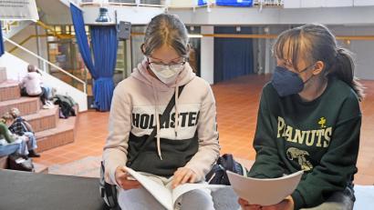 Bild: Gabi Schönberger
Diese Mädels aus der sechsten Klasse tragen den Mundschutz weiterhin.