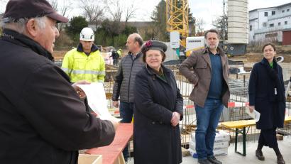 Bild: Hirsch
Im Grundstein der Seniorenresidenz hinterlegten Alois Wild, Marianne Deml, Markus Sowa und Anne-Julchen Bernhardt (von links) Pläne und Zeitungsausschnitte. Die Fertigstellung ist für April 2023 geplant.